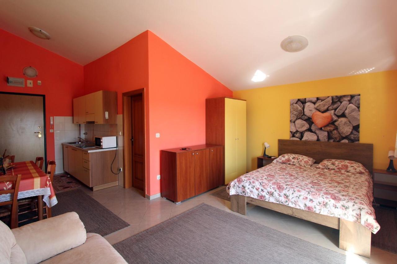 Studio Apartment Aniko Premantura Exterior foto